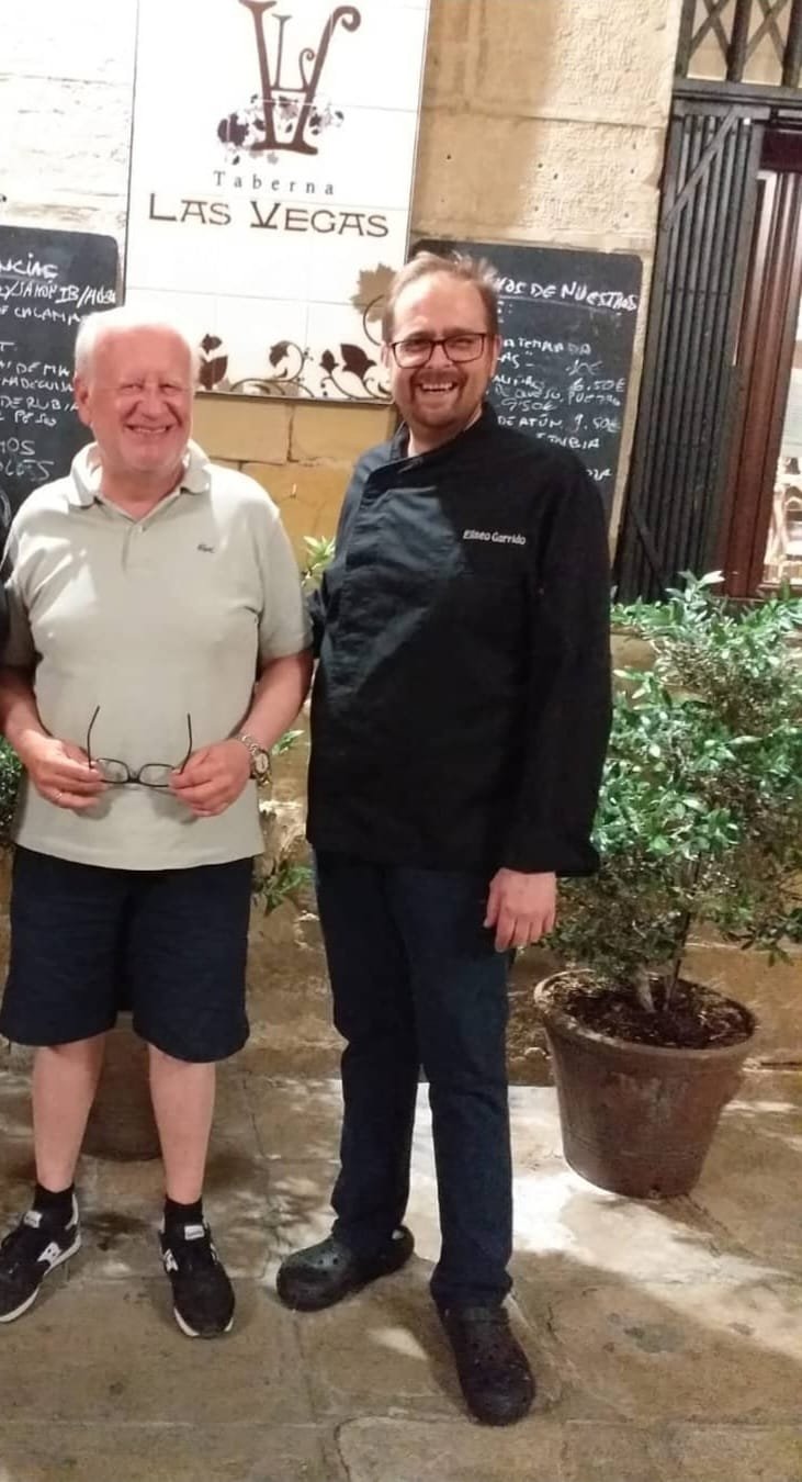 Eliseo Garrido frente a Taberna Las Vegas