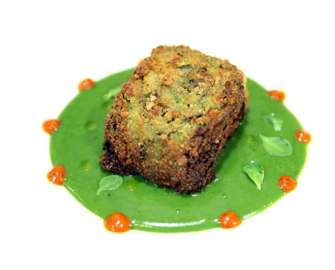 Plato de autor con salsa verde
