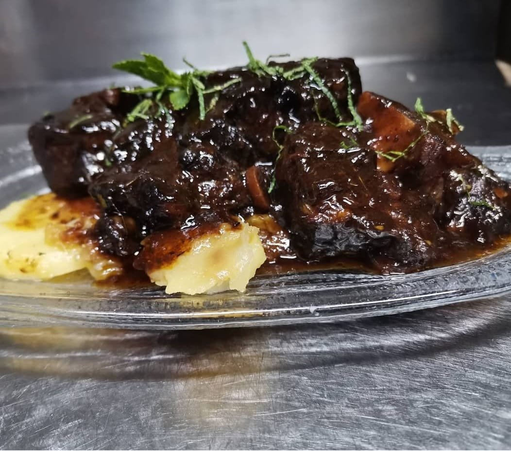 Plato de estofado de la casa